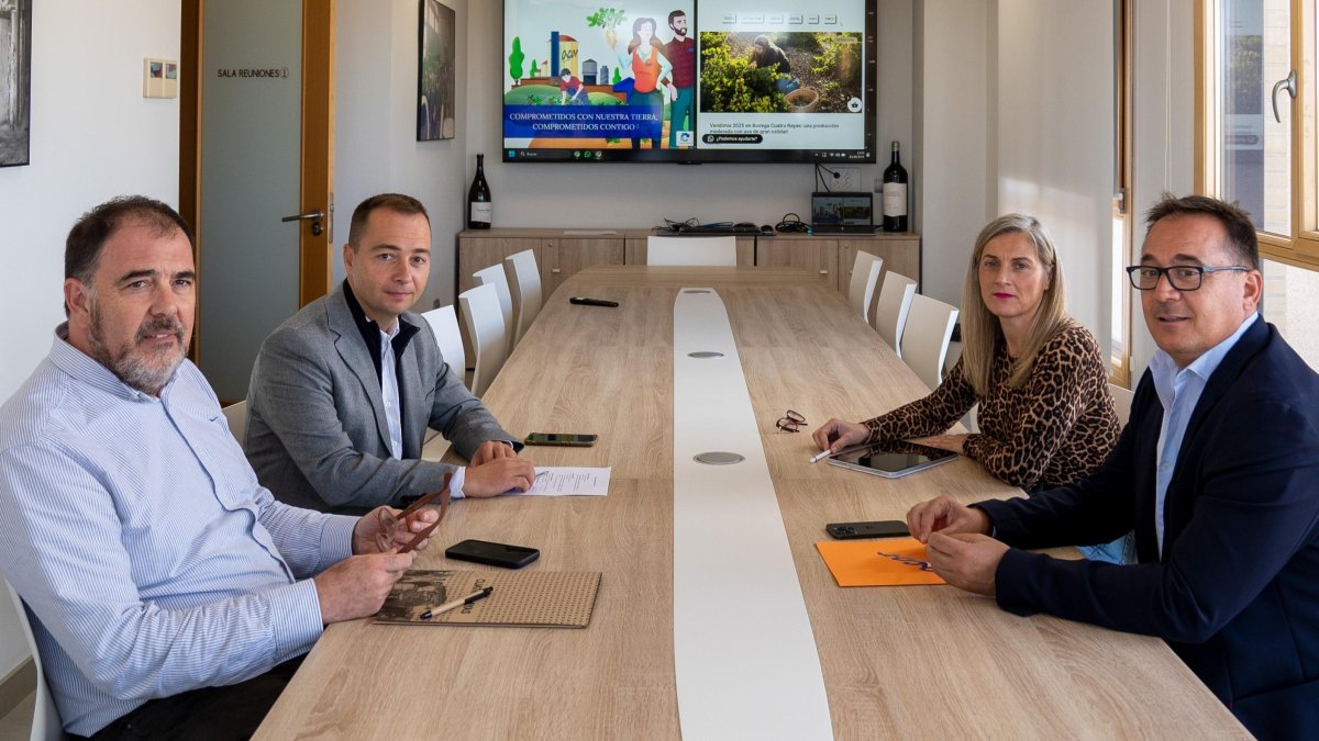 Vicente Orihuela y José Luis Domínguez firmando el contrato de sinergia