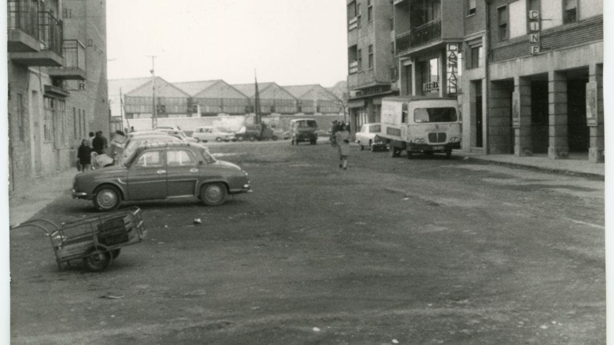La calle Carmelo, con los antiguos talleres de Renfe al fondo y, a la derecha, el cine y la tienda Muebles Castaño.