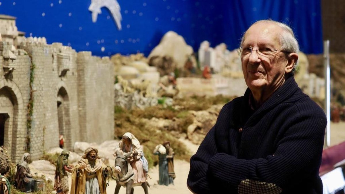 Feliciano Trebolle junto a su belén en la parroquia de San Lorenzo