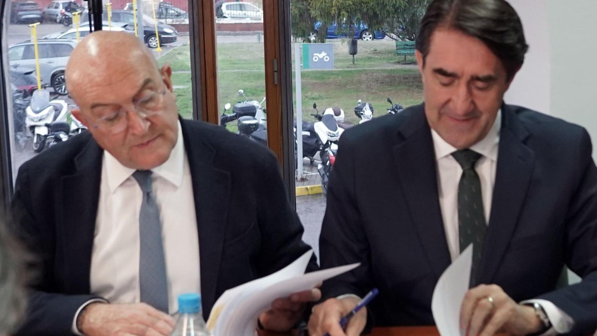 El alcalde de Valladolid, Jesús Julio Carnero, y el consejero de Fomento, Juan Carlos Suárez Quiñones, en la reunión