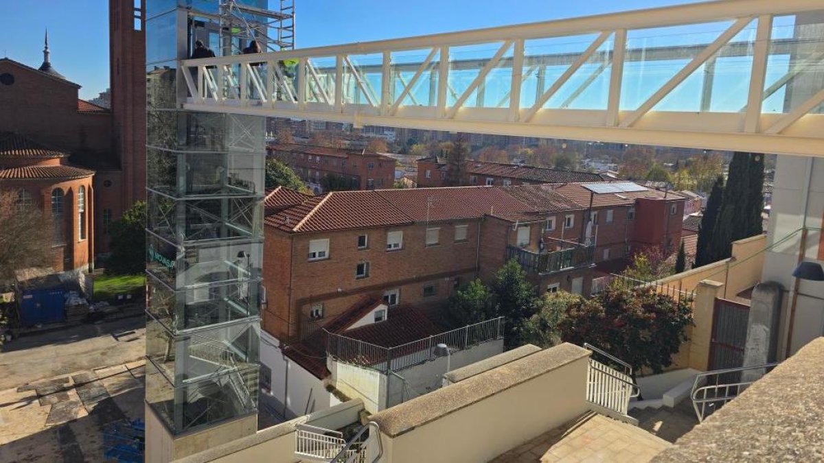 Pasarela y ascensor del barrio Girón en Valladolid.