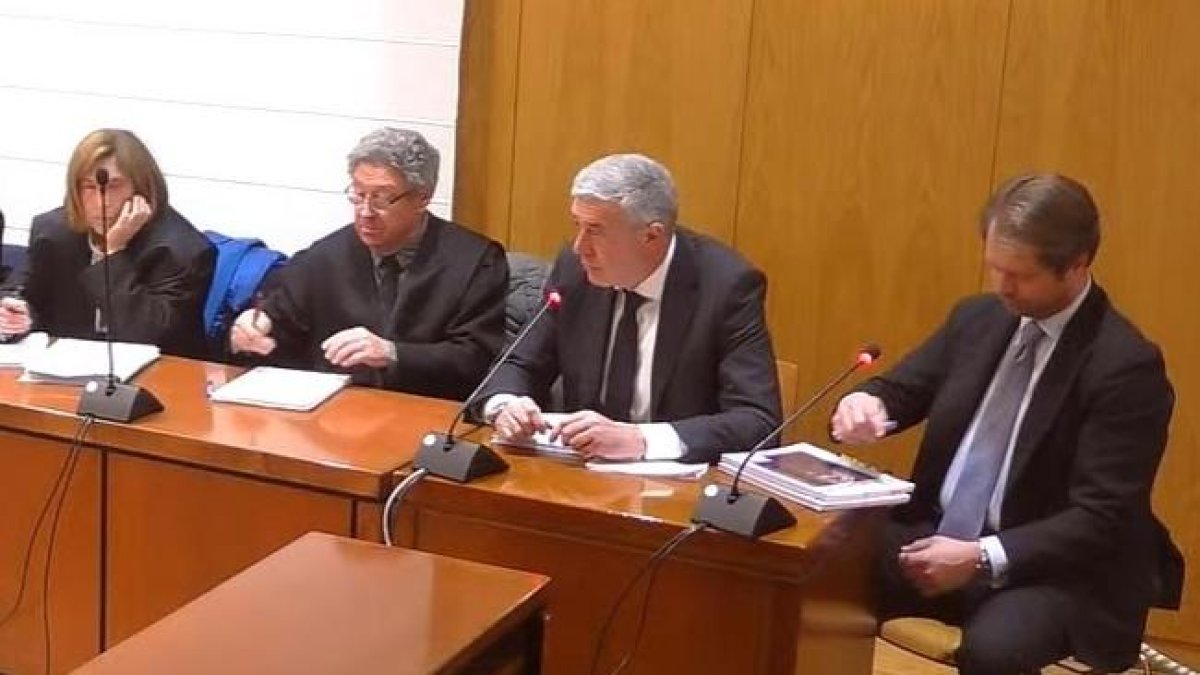 Dos peritos propuestos por Ibercyl, filial de Iberdrola -últimos por la derecha- en el juicio d de la Trama Eólica.