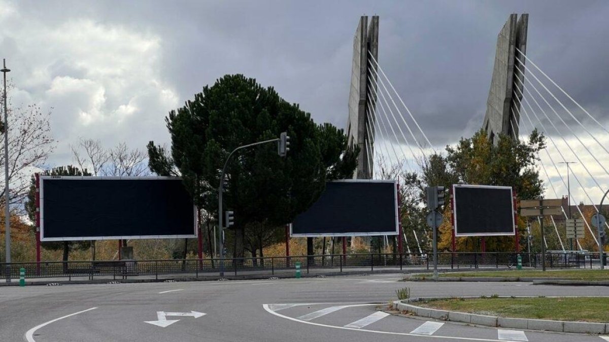 Vallas publicitarias de la avenida de Salamanca en Valladolid, en una imagen de archivo.