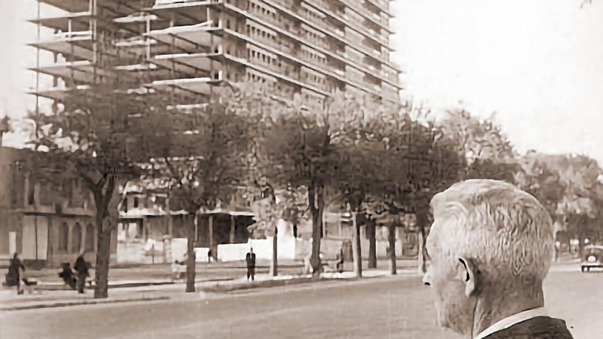 Un hombre contempla la construcción del edificio de Las Mercedes en el paseo de Zorrilla.