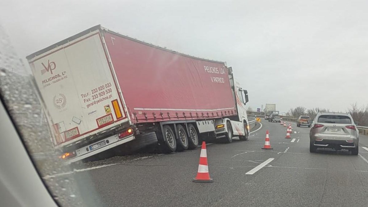 Retenciones en la A-62 tras salirse un camión de la vía.