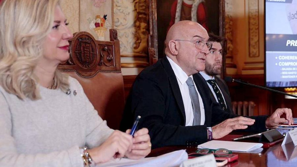 Irene Carvajal, Jesús Julio Carnero y Francisco Blanco en la presentación de los presupustos de 2026.