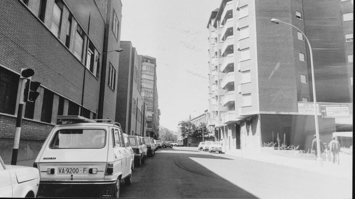 Vista de la calle, con el Instituto La Merced a la izquierda en otra época.
