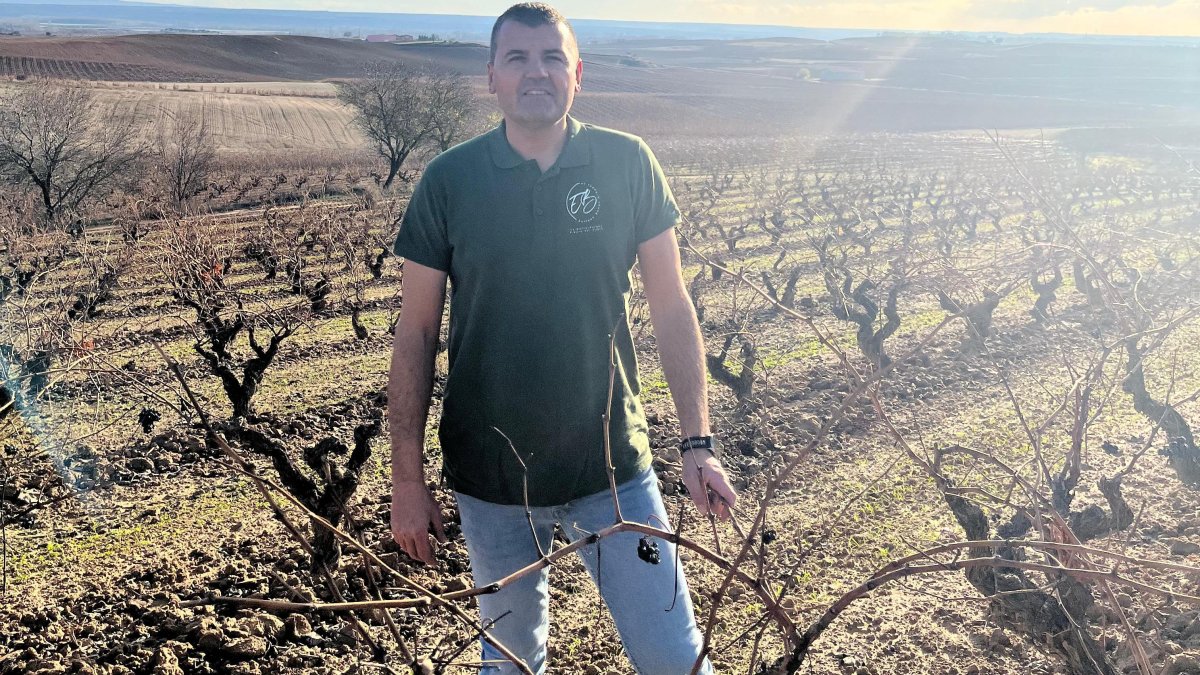 Enrique posa en uno de sus viñedos