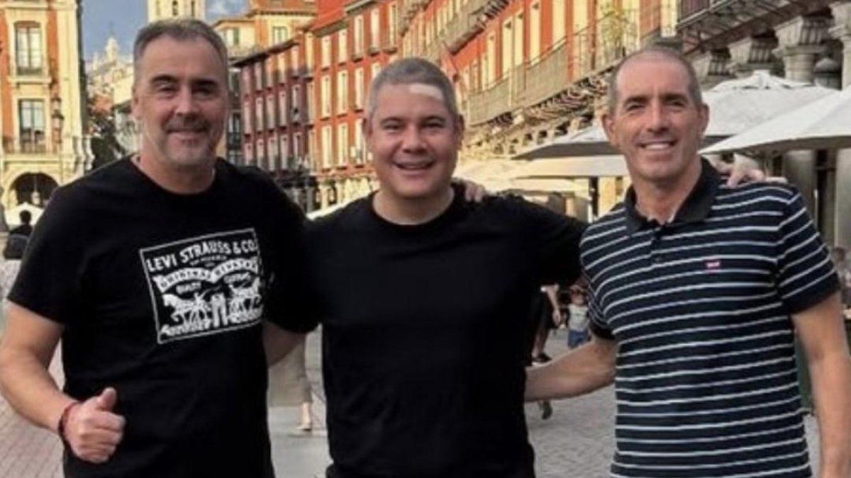 Darwin Quintana (ex segundo entrenador), Rafael Monge (asesor deportivo del presidente del Oviedo) y Guillermo Almada (ex entrenador), en la Plaza Mayor el pasado verano.