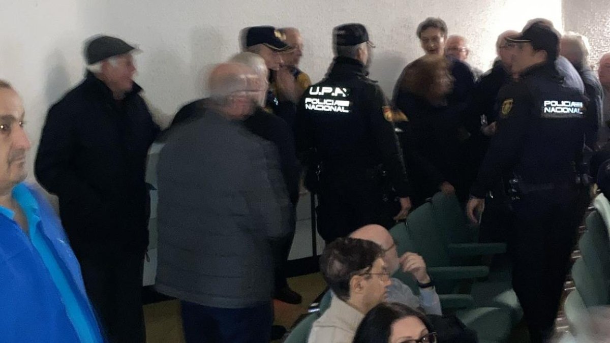 Instante en el que la Policía Nacional ha intervenido en la charla del PSOE en Delicias