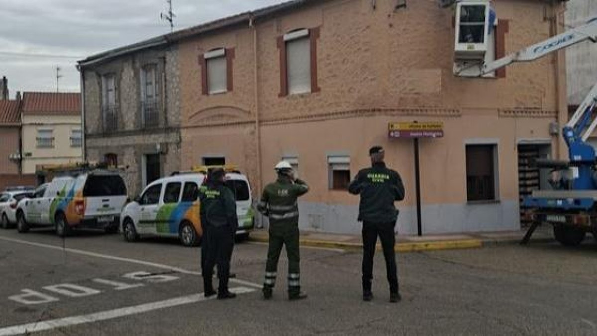 Agentes de la Guardia Civil vigilan el corte de enganches ilegales.