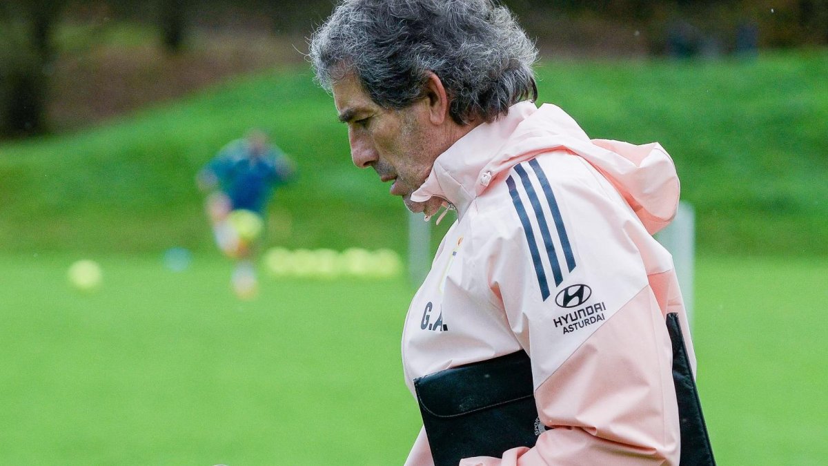 Guillermo Almada al frente de su primer entrenamiento con el Oviedo.
