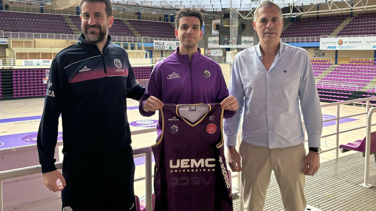 David Barrio, Antón Bouzán y Saúl Hernández en la presentación del jugador con el CBCV.