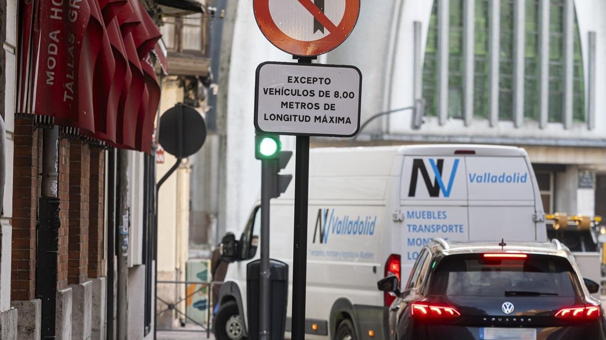 Nueva señal instalada en López Gómez para prohibir el giro a José María Lacort a vehículos largos.
