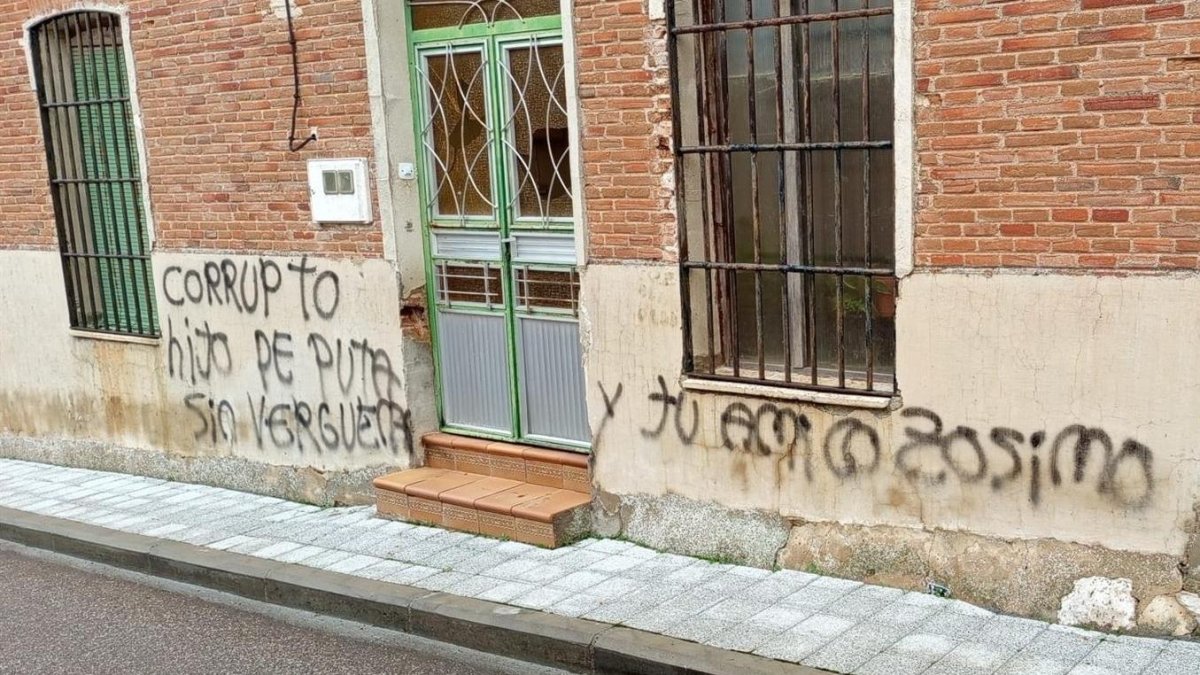 Pintadas en la casa del alcalde de Villalar, Luis Alonso Laguna.