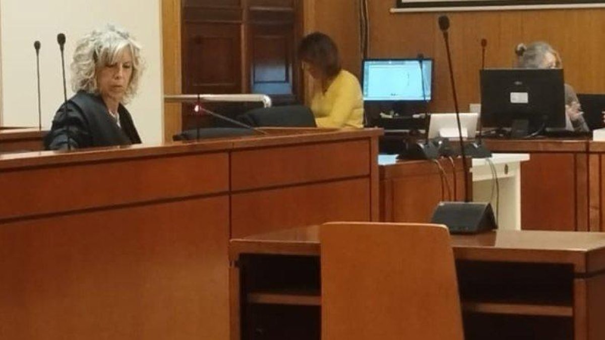 El banquillo de la Audiencia de Valladolid, ocupado únicamente por la letrada defensora del encausado, que ha sido juzgado pese a no comparecer.