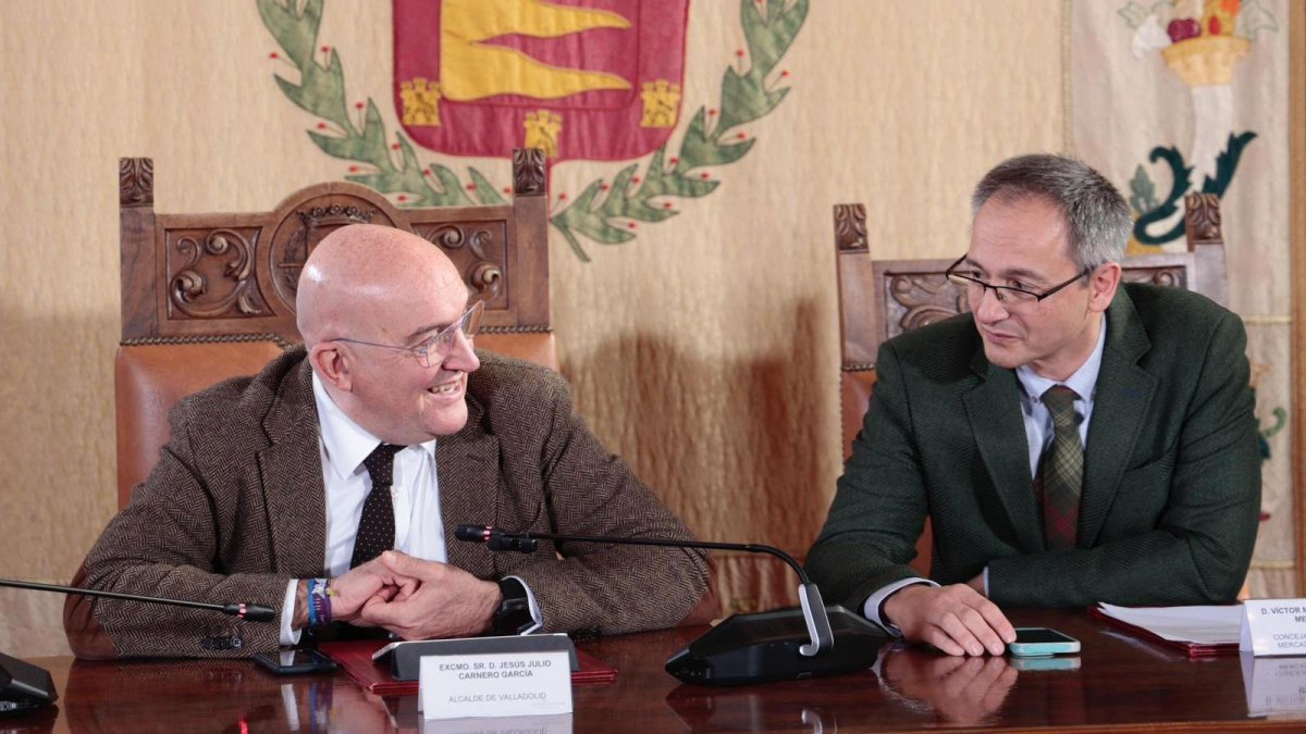 El alcalde de Valladolid, Jesús Julio Carnero, junto a la organización del sorteo del Árbol de los Deseos en la revelación del ganador