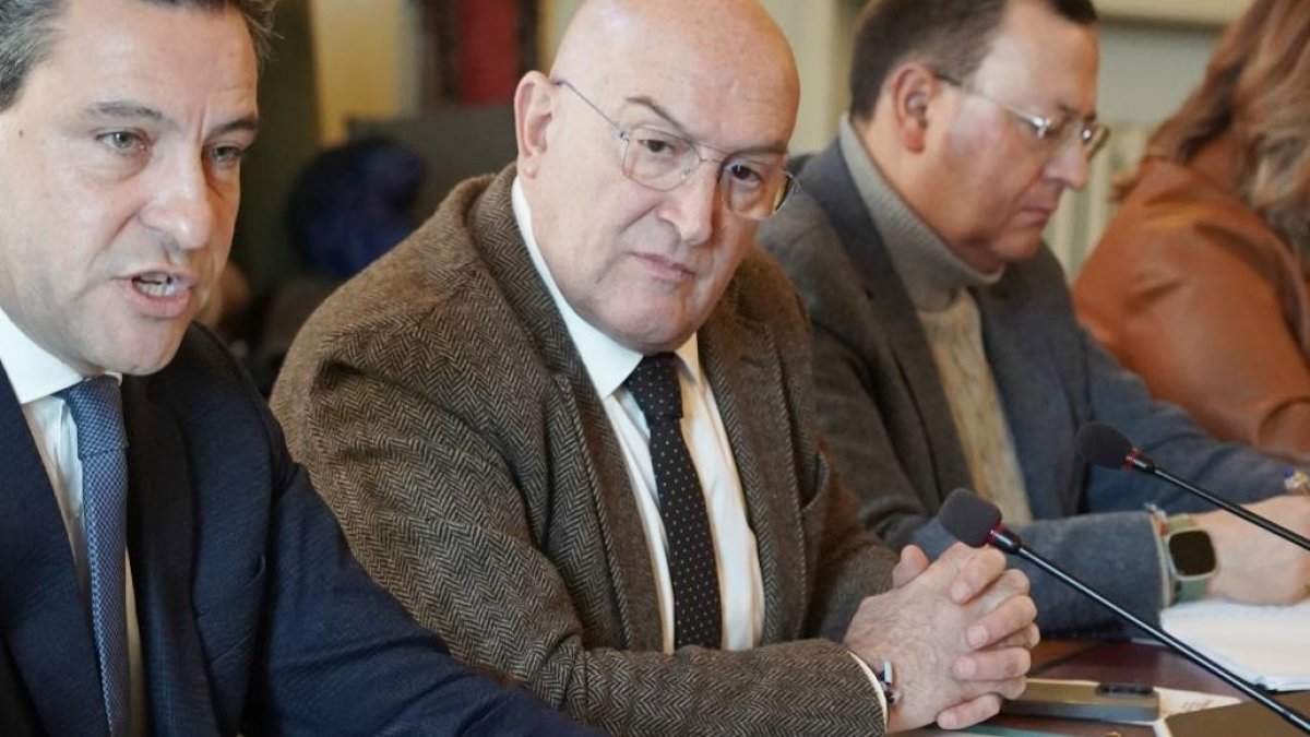 El alcalde de Valladolid, Jesús Julio Carnero, y el eurodiputado Raúl de ja Hoz, durante la Mesa Municipal de la Automoción.