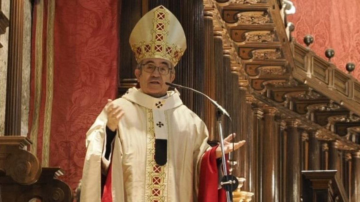 El arzobispo de Valladolid, Luis Argüello, durante la eucaristía en la Catedral.