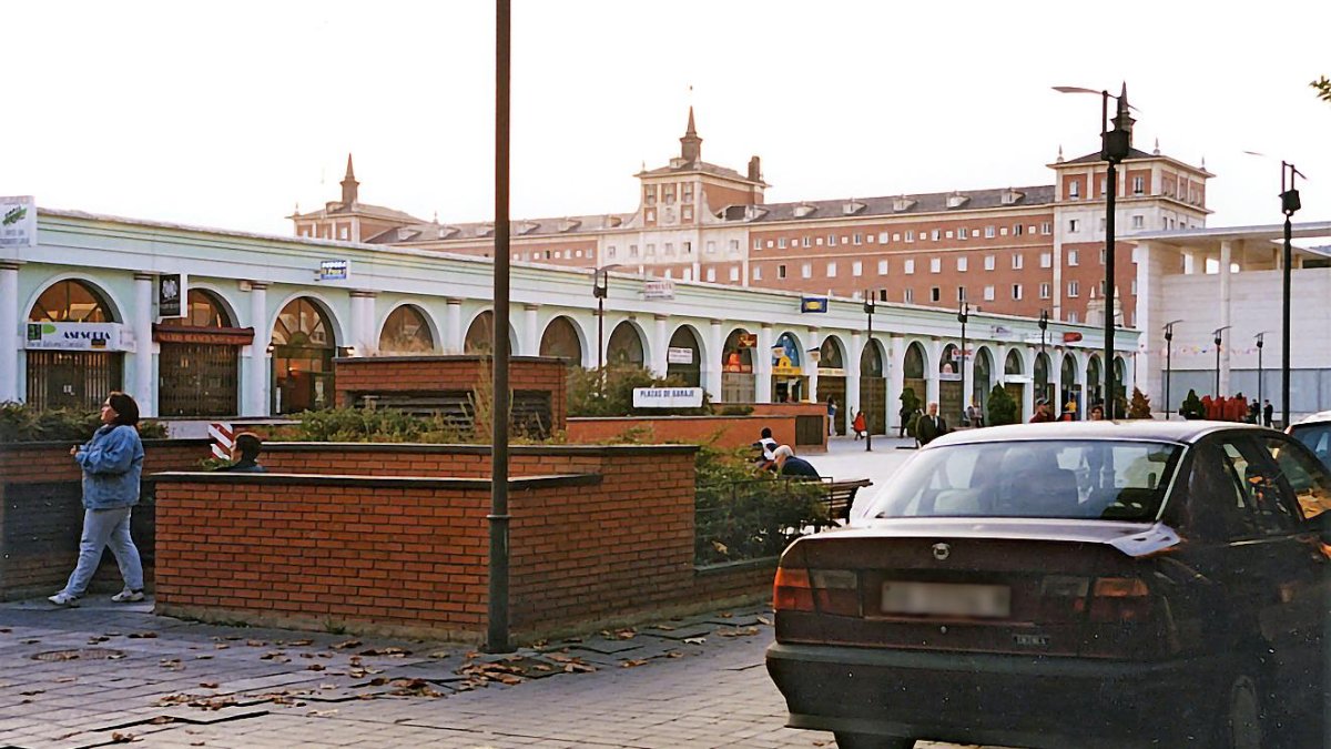 Centro Comercial Rondilla en el año 2000. Al fondo el edificio del Seminario Menor Diocesano y a la derecha el Centro Cívico Rondilla