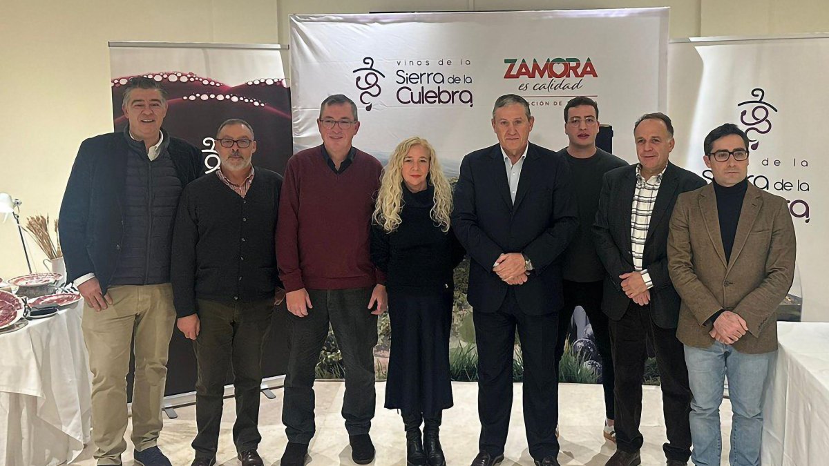 En primer plano, los protagonistas de la primera puesta en escena de los vinos de la Sierra de la Culebra junto Javier Faundez, alistano y presidente de la Diputación de Zamora.
