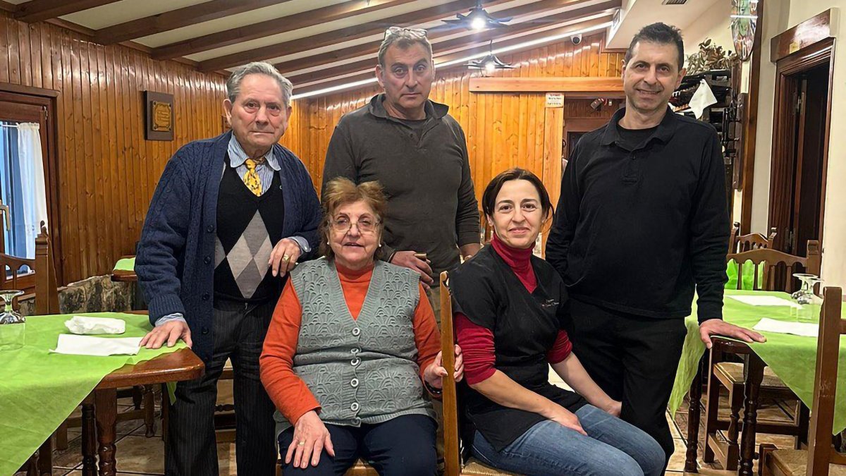 Bienvenida Carrasco ‘Bienve’ y Guillermo Sánchez con sus hijos Luis y Guillermo y su pareja María Ángeles en el comedor