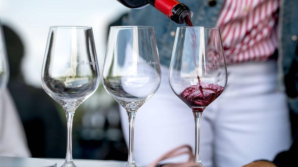 Un sumiller sirve vino en una cata organizada por el Consejo Regulador de la DO Ribera del Duero.