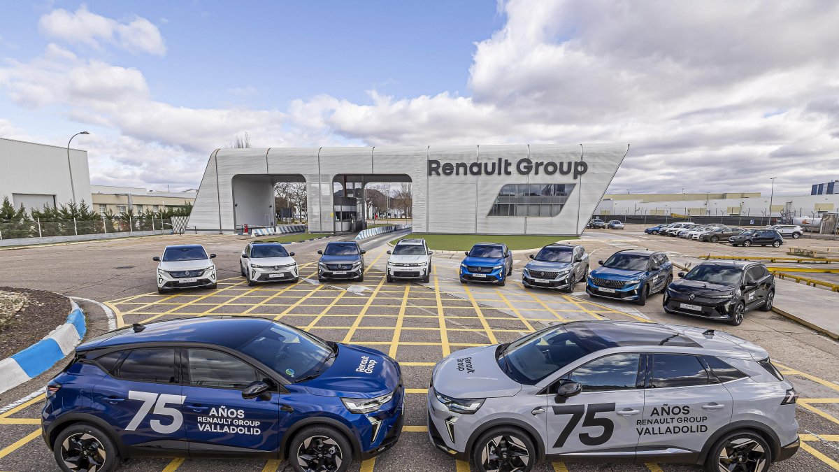 Los vehiculos de Renault  en la factoría, antes de participar en la cabalgata de Reyes