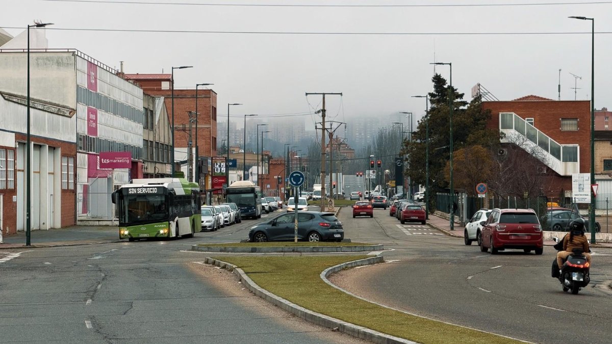 Varios vehículos pasando por la calle Daniel del Olmo de Valladolid.