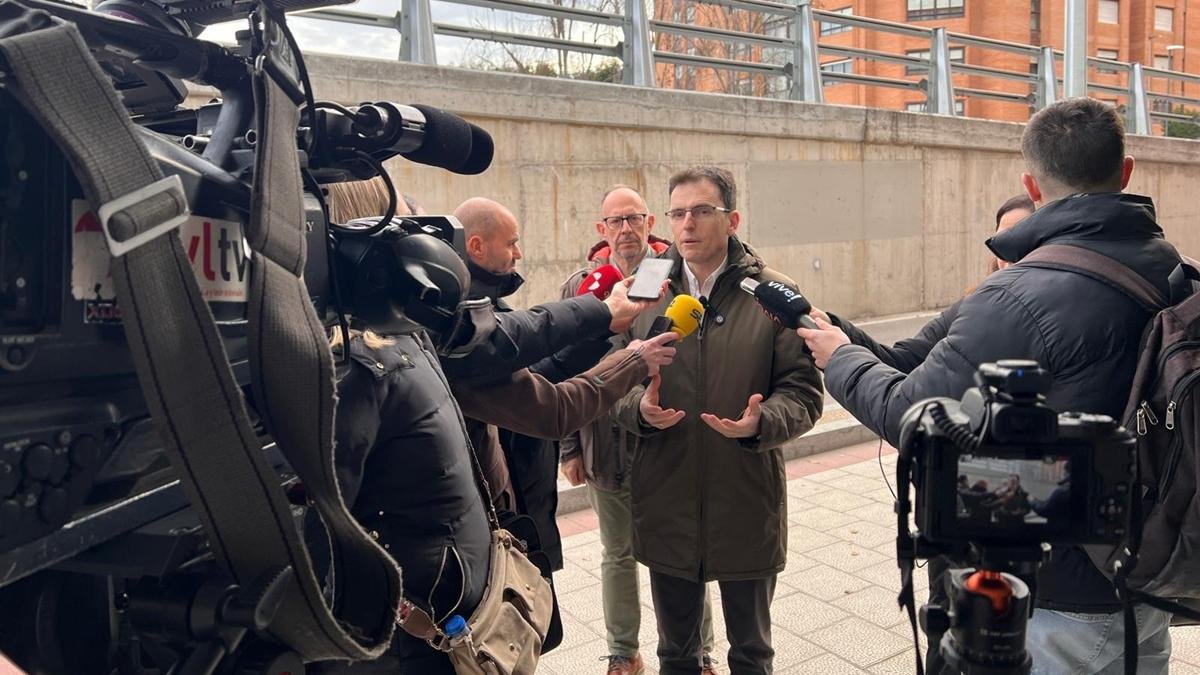 El portavoz del PSOE, Pedro Herrero, junto al Arco de Ladrillo.