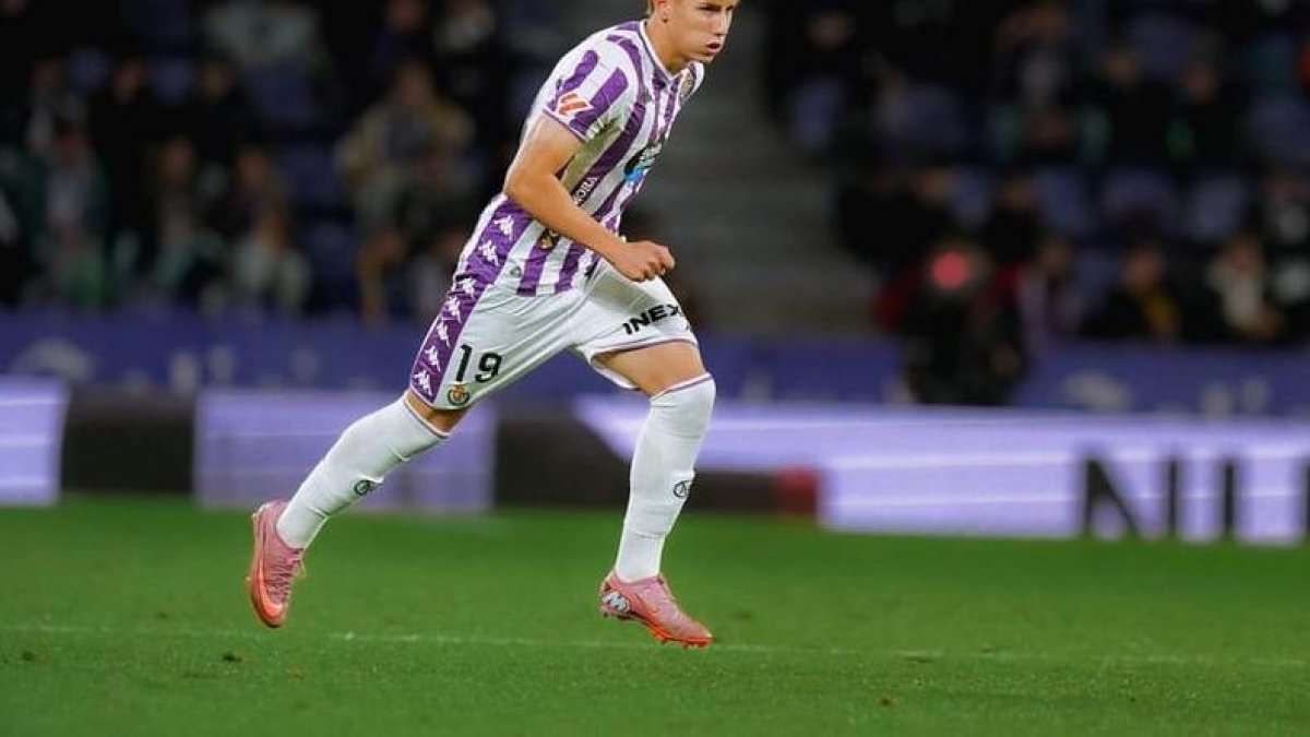 Arnu, con la camiseta del primer equipo del Real Valladolid.