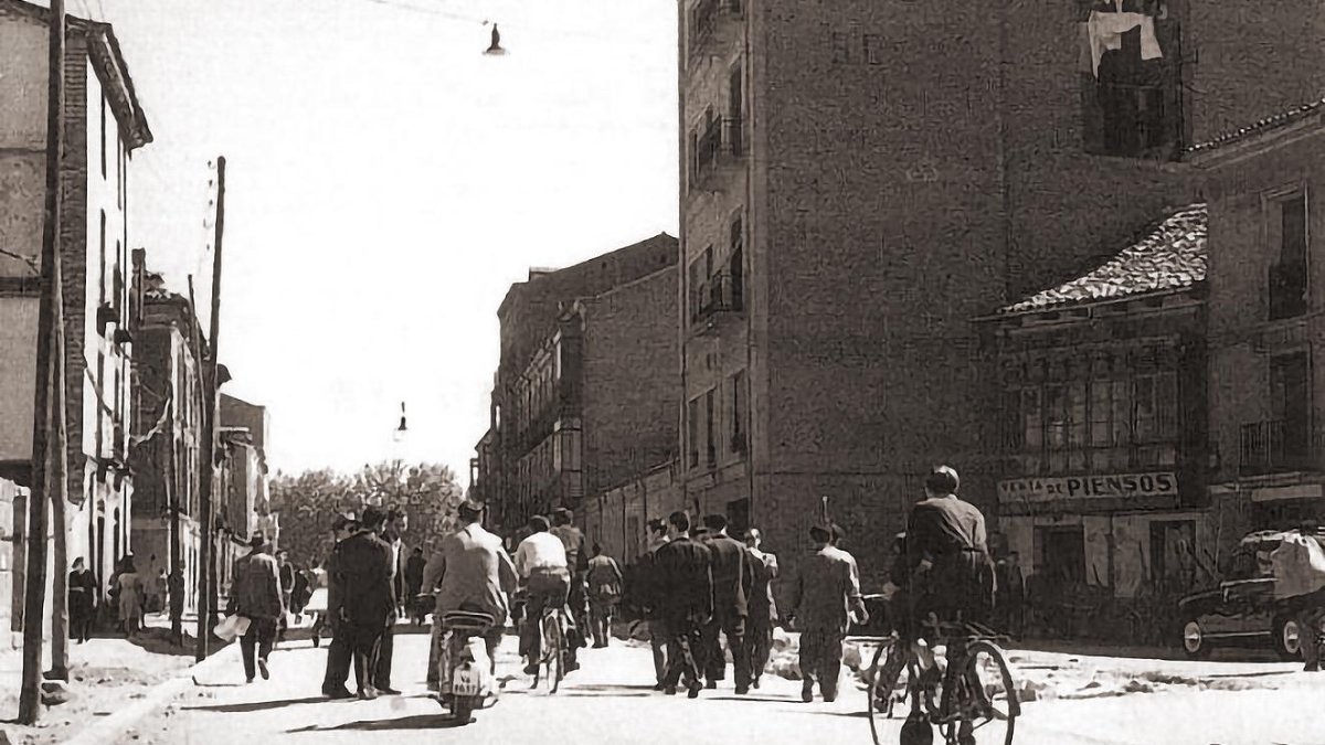Un grupo de personas por la calle Tudela en los años 60.