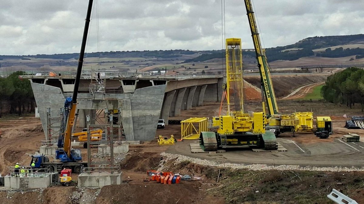 Avance de la construcción del Viaducto del Duero en la A-11 entre Quintanilla de Arriba y Olivares de Duero