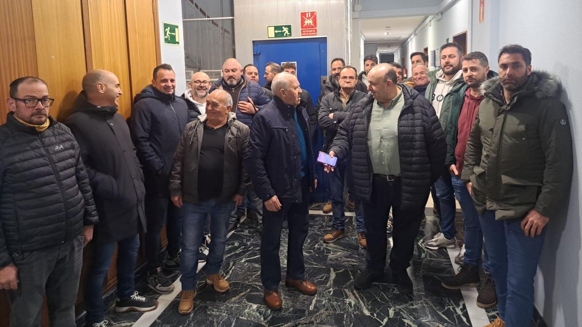 Los comuneros de la Comunidad de Regantes del Páramo Bajo en la sede de la Confederación Hidrográfica del Duero