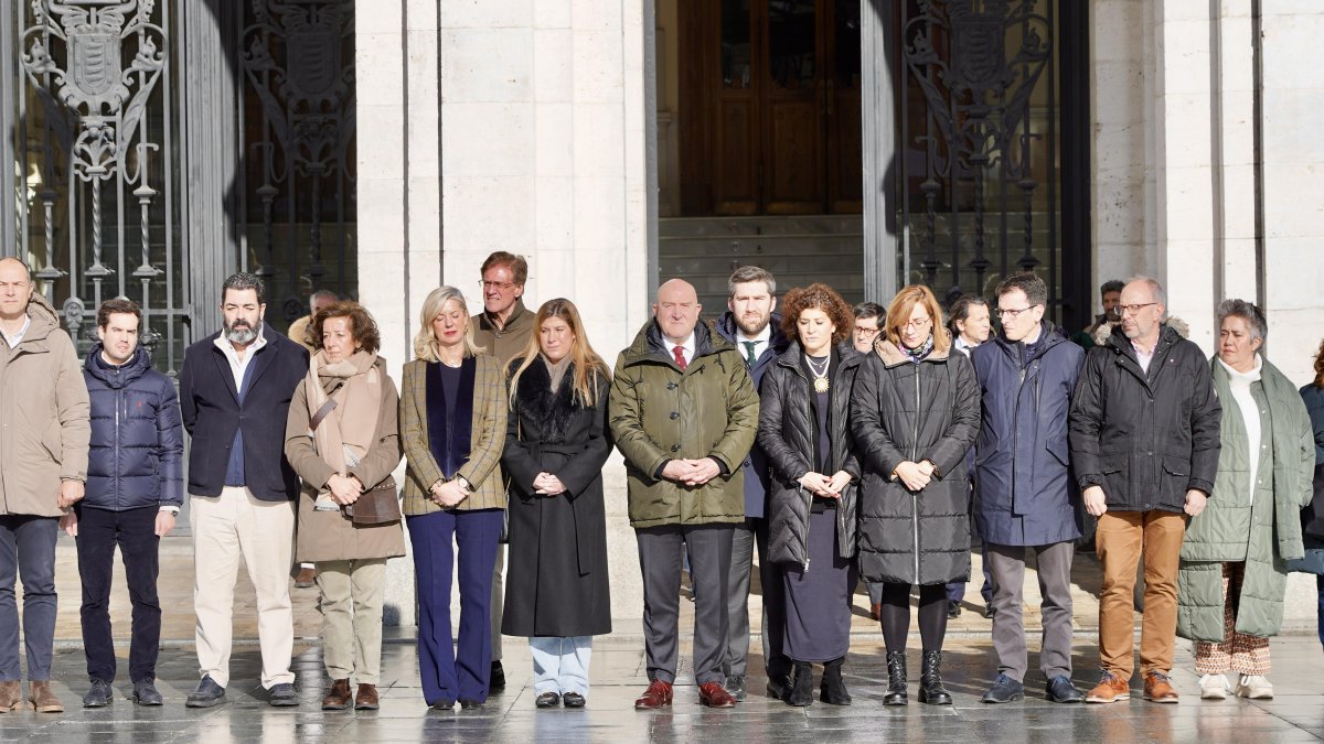 Minuto de silencio en el Ayuntamiento de Valladolid por el accidente ferroviario de Adamuz (Córdoba)