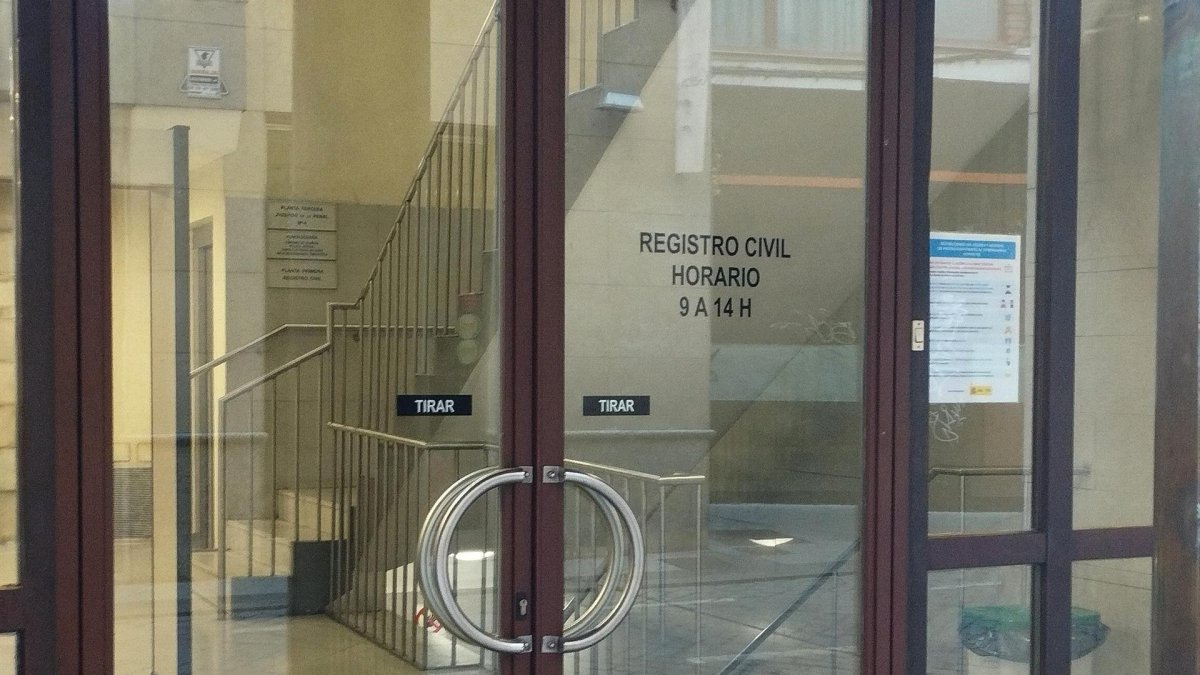 Puerta de entrada del Registro Civil de Valladolid