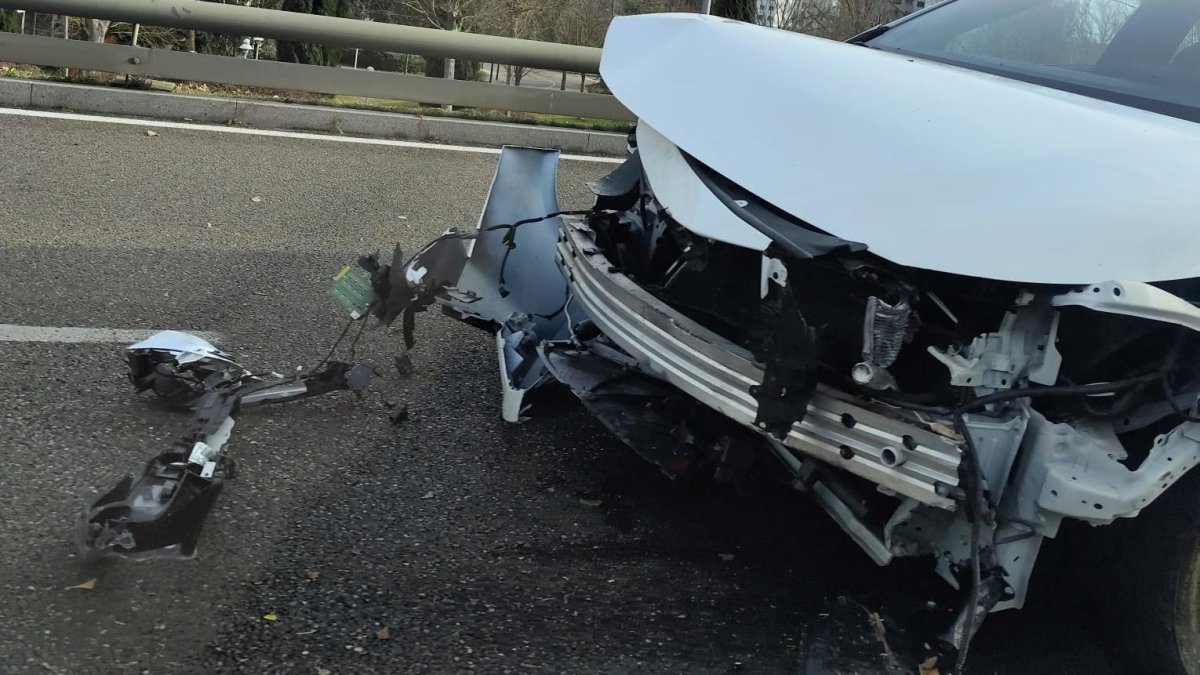 Coche accidentado en avenida Salamanca