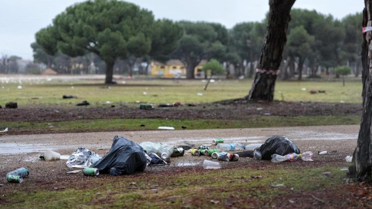 Restos de basura y suciedad tras la celebración de Pingüinos.