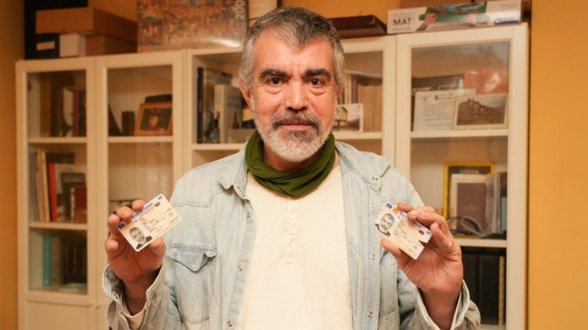 Olmo Gómez Aldaz  muestra el DNI de su identidad biológica y el de la ‘adoptiva’.