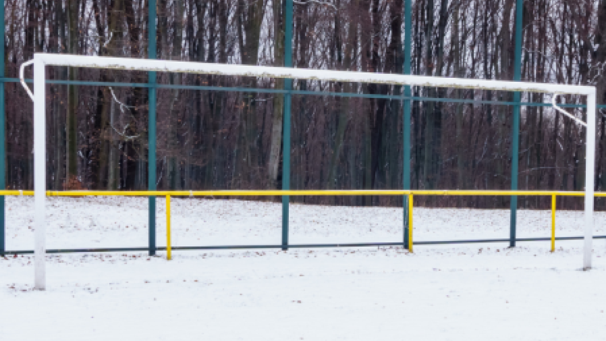Campo de fútbol base nevado en Valladolid.