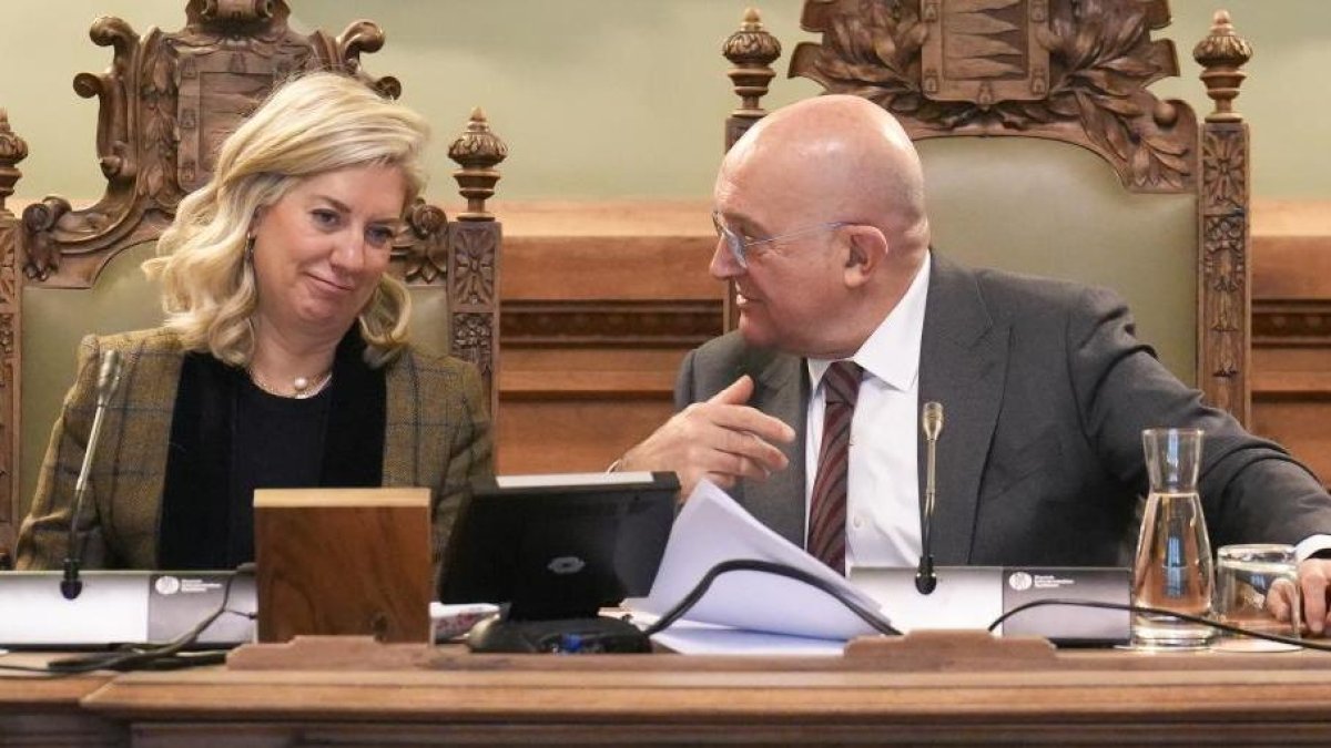 Irene Carvajal y Jesús Julio Carnero en el pleno del Ayuntamiento de Valladolid.