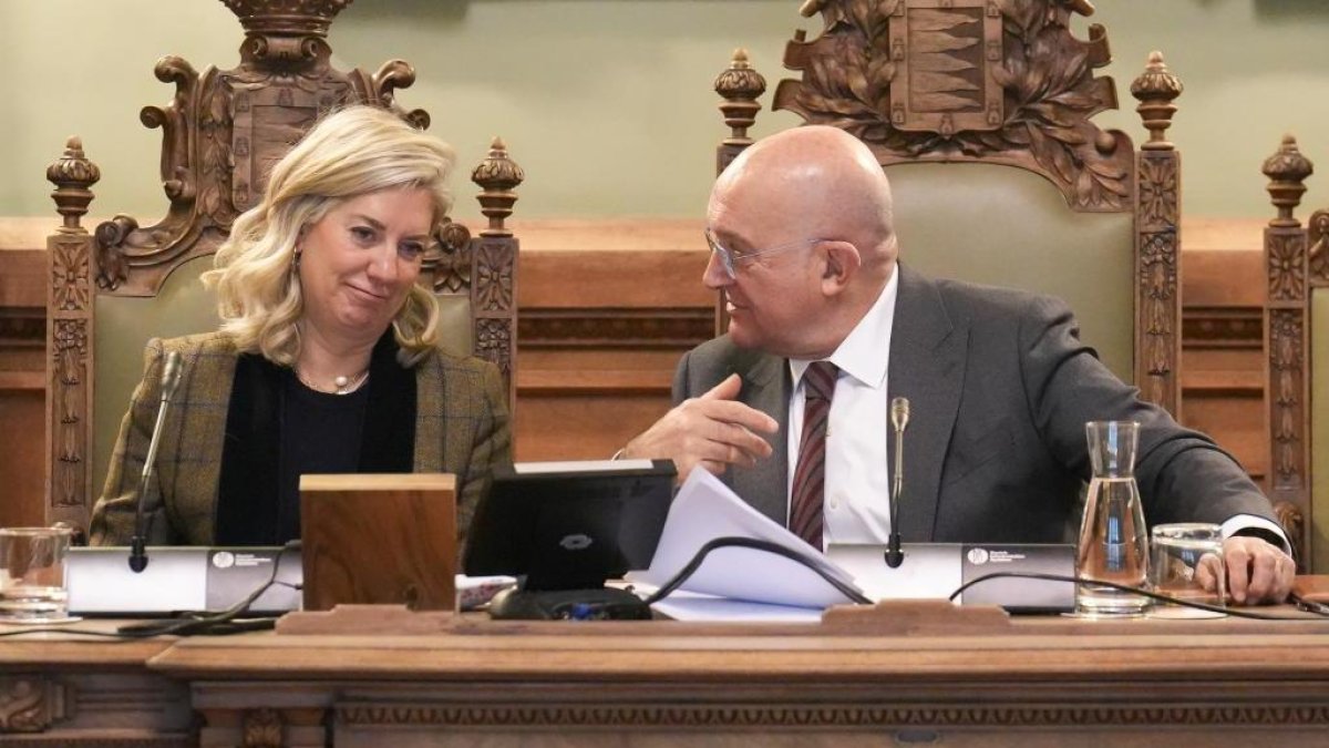 Irene Carvajal y Jesús Julio Carnero en el pleno del Ayuntamiento de Valladolid.