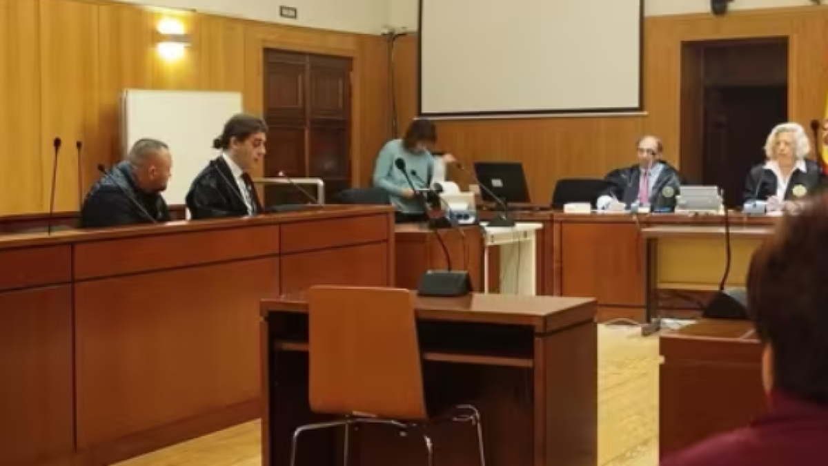 El empresario acusado, en primer plano, junto a su defensor durante el juicio en la Audiencia de Valladolid