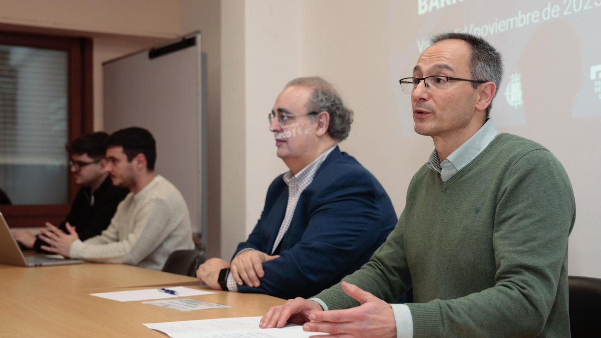 El concejal de Comercio, Víctor Martín; y el Decano de la Facultad de Comercio y Relaciones Laborales de la UVA, Salvador Insúa
