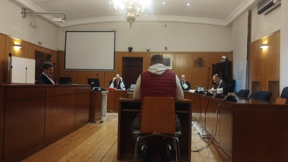 El supuesto explotador de trabajadores del campo, de espaldas, en la Audiencia de Valladolid.