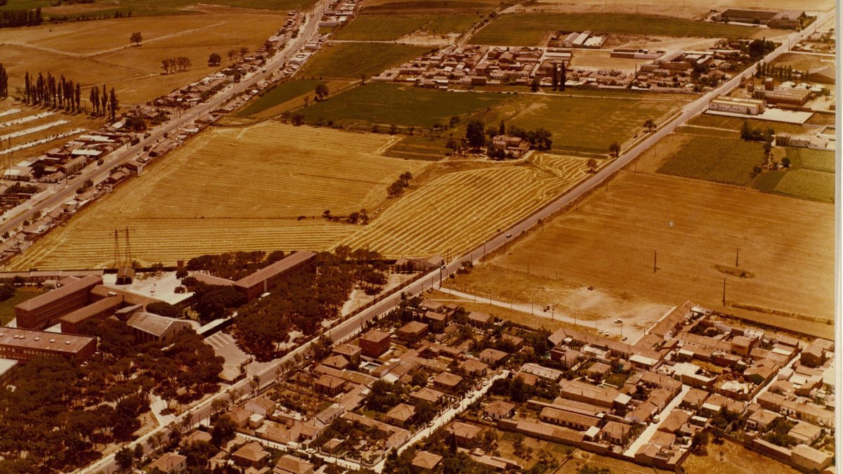 Abajo a la izquierda, los colegios Alonso Berruguete y Apostolado del Sagrado; a su lado destacan los terrenos donde actualmente se sitúa el Vallsur en el año 1983
