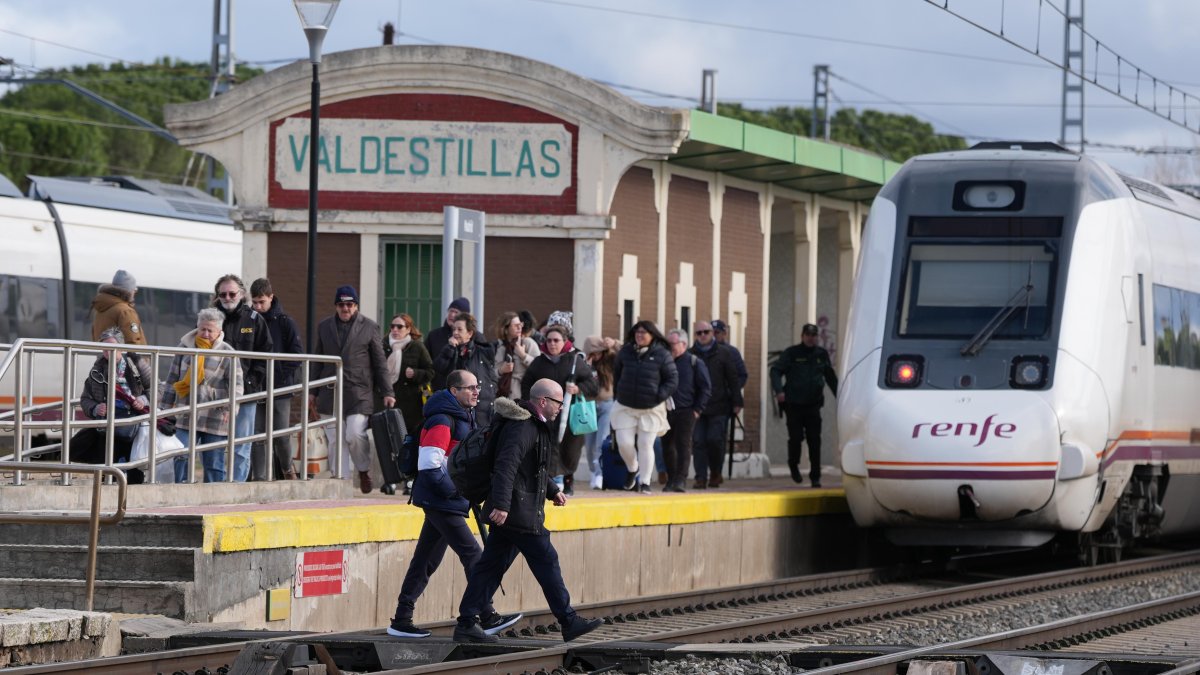 Pasajeros afectados del tren accidentado en un paso a nivel en Matapozuelos