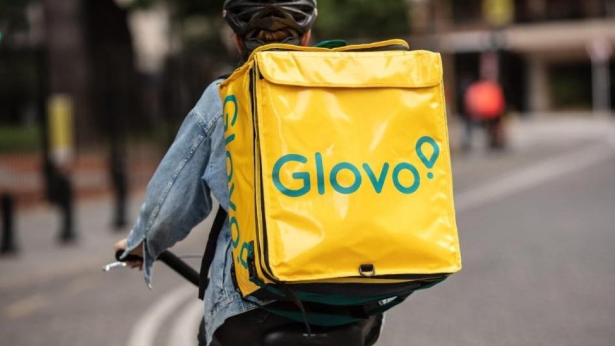 'Rider' de una empresa de reparto a domicilio sobre su bicicleta.