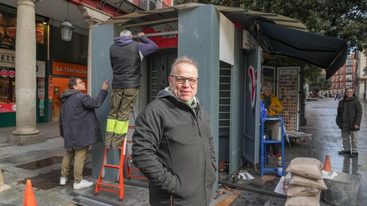 Rubén junto a su kiosco de la calle Ferrari