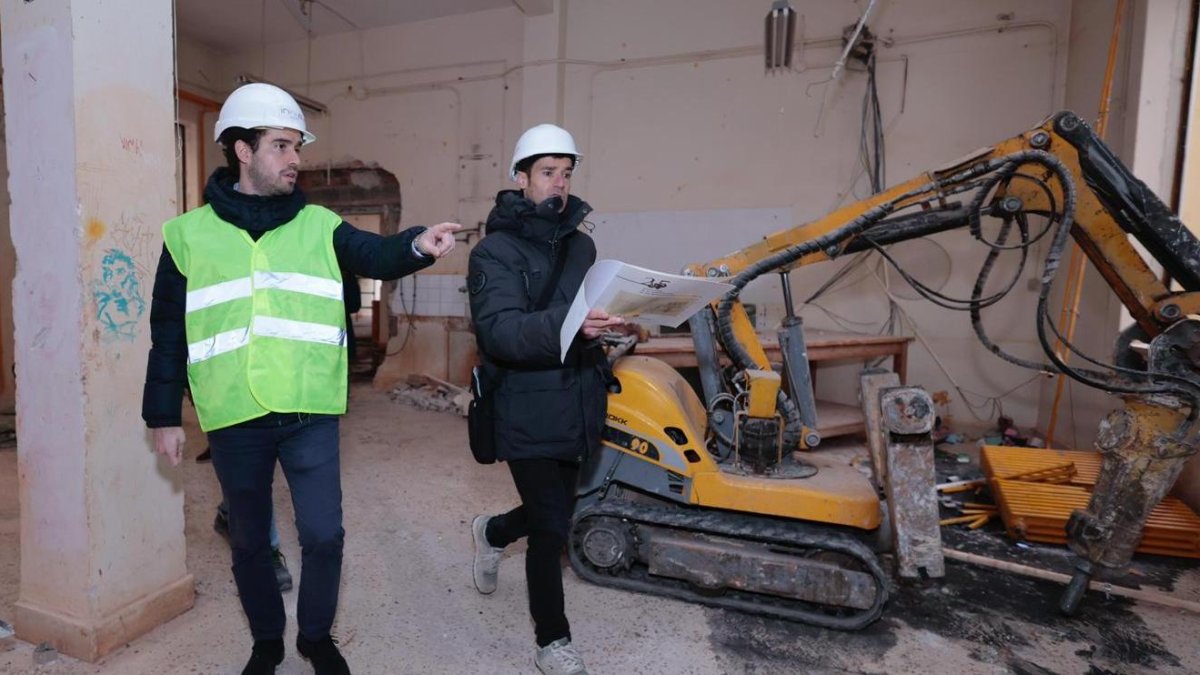 A la izquierda el concejal de Personas Mayores, Familia y Servicios Sociales, Rodrigo Nieto, junto al arquitecto municipal, Alberto Martín.